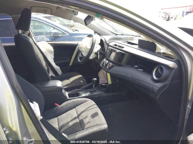JTMBFREV3JJ216131 Toyota RAV4 LE