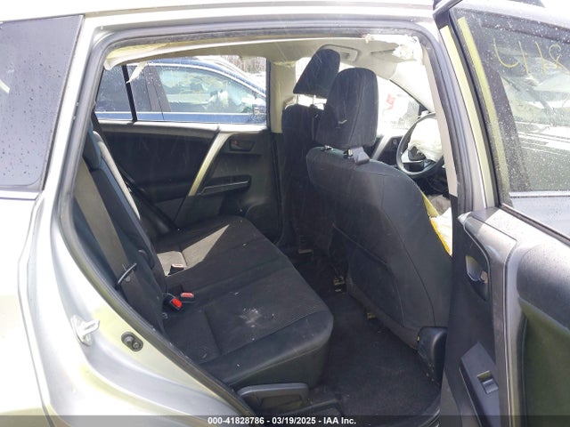 JTMBFREV3JJ216131 Toyota RAV4 LE