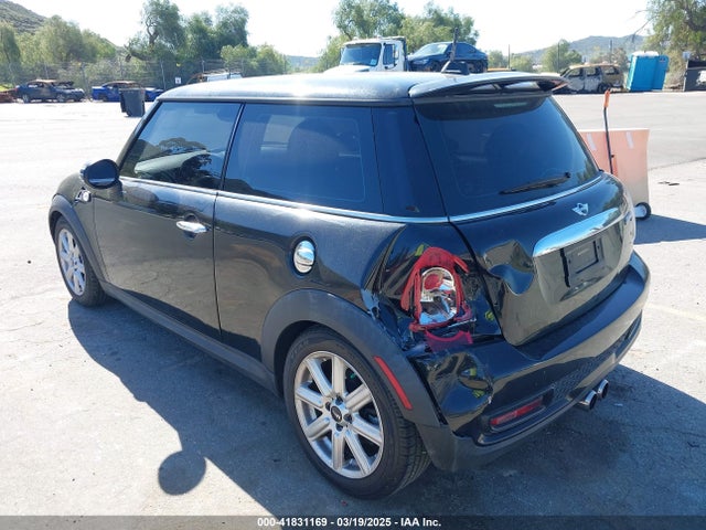 2011 MINI COOPER S WMWSV3C53BTY13253 Photo 2