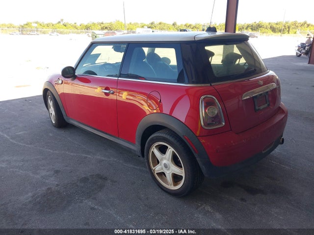 2008 MINI COOPER WMWMF33588TT64697 Photo 2