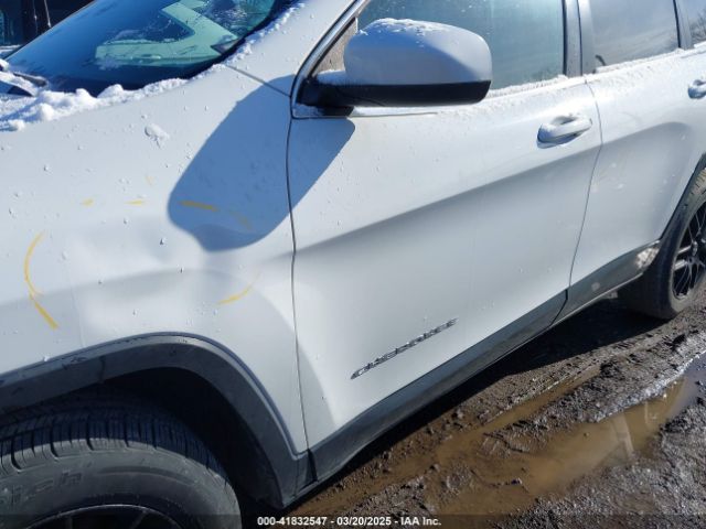 1C4PJLCB7GW307005 Jeep Cherokee Latitude