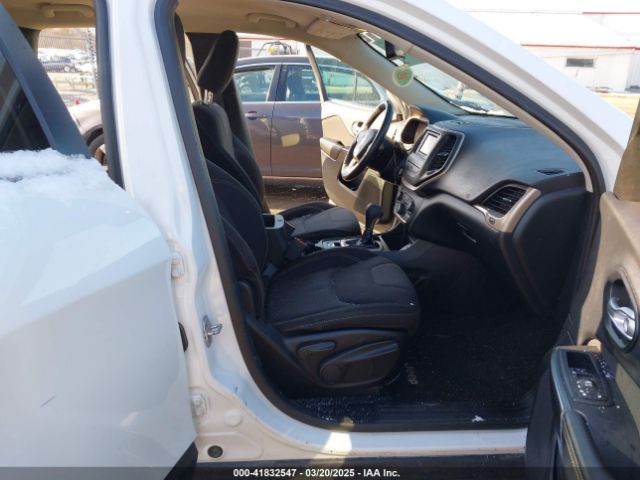 1C4PJLCB7GW307005 Jeep Cherokee Latitude