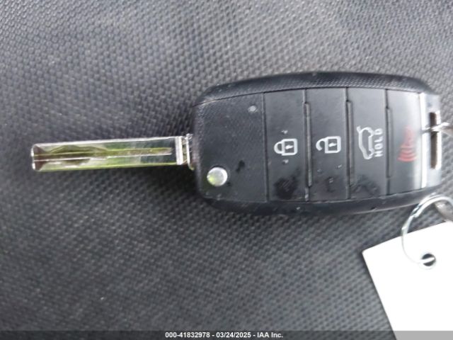 KNDPBCAC0E7601636 KIA Sportage Lx