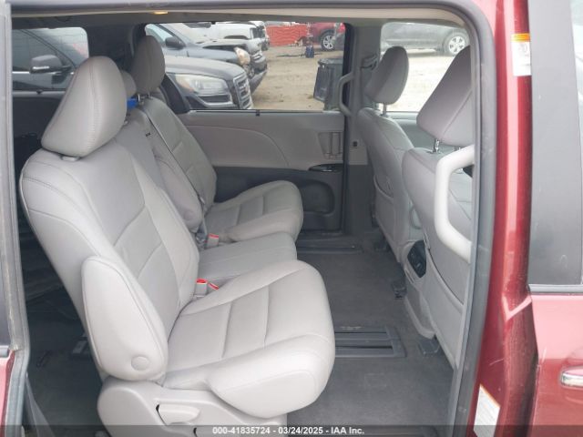 5TDYZ3DC0JS946323 Toyota Sienna Xle 8 Passenger