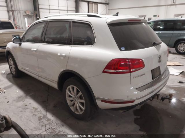 2016 VOLKSWAGEN TOUAREG WVGEF9BP2GD010630 Photo 2
