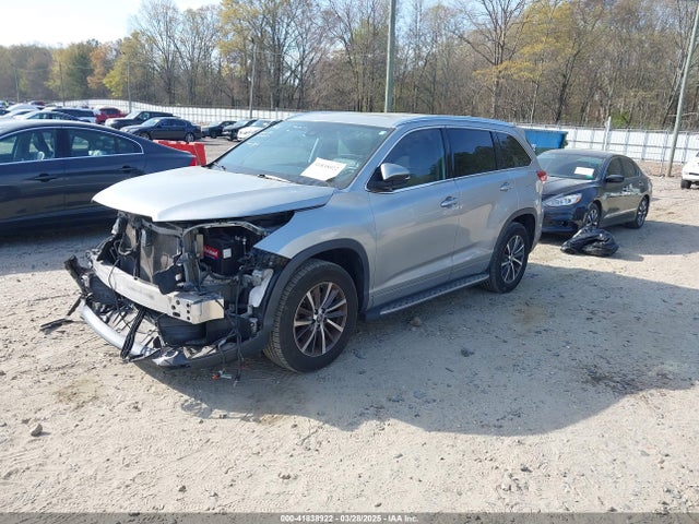 5TDKZRFH7JS275377 Toyota Highlander Xle