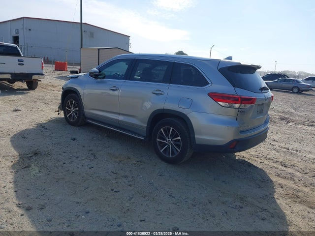 5TDKZRFH7JS275377 Toyota Highlander Xle