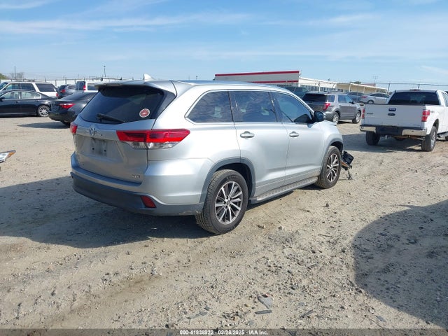 5TDKZRFH7JS275377 Toyota Highlander Xle