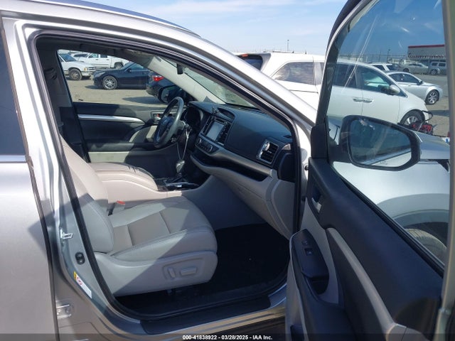 5TDKZRFH7JS275377 Toyota Highlander Xle