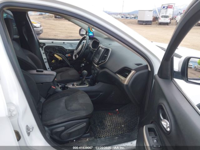 1C4PJMCS7HW588228 Jeep Cherokee Latitude 4x4