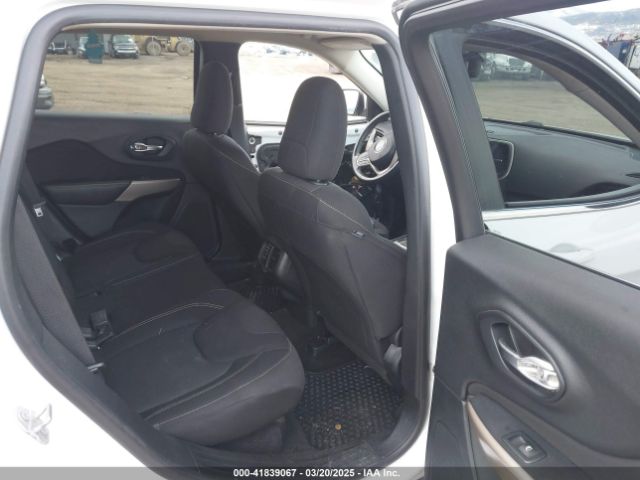 1C4PJMCS7HW588228 Jeep Cherokee Latitude 4x4