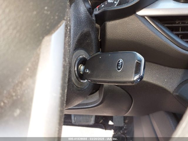 3KPF24AD0ME264586 KIA Forte Lxs