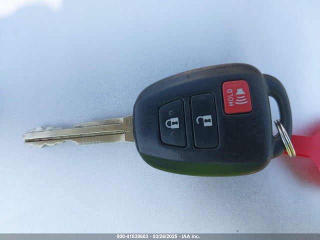 JTMZFREV0JJ189114 Toyota RAV4 LE