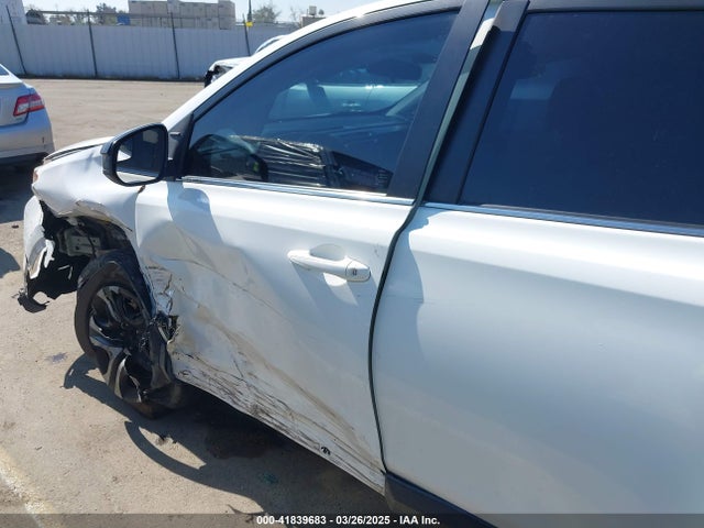 JTMZFREV0JJ189114 Toyota RAV4 LE