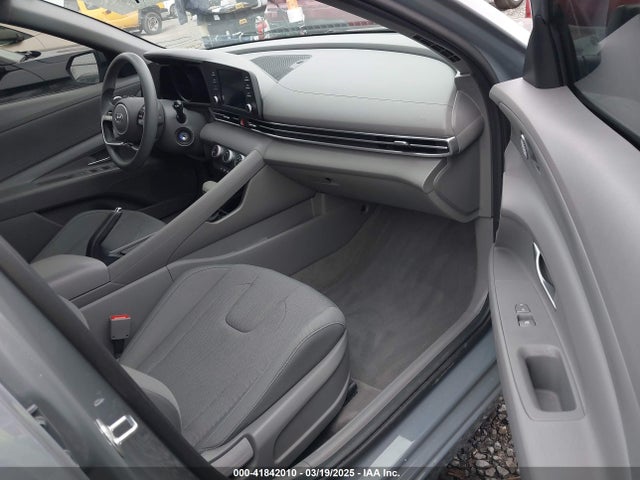 KMHLL4AG3NU324837 Hyundai ELANTRA SE