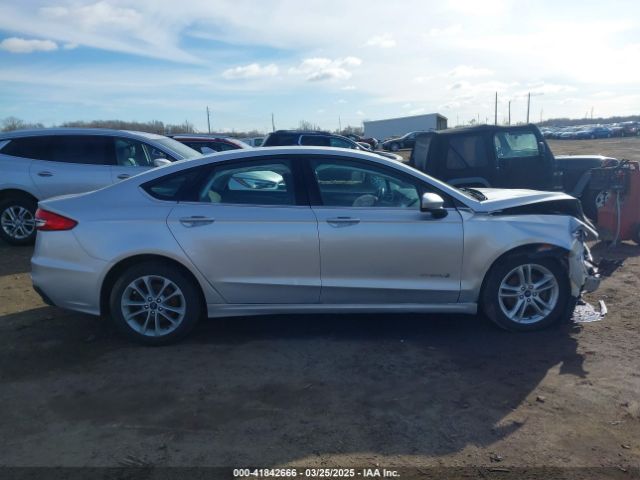 3FA6P0LU4KR105363 Ford Fusion Hybrid Se