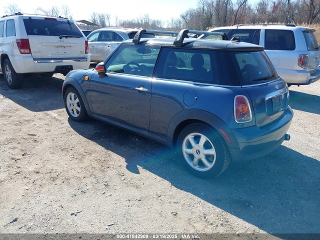 2010 MINI COOPER WMWMF3C55ATU76878 Photo 2