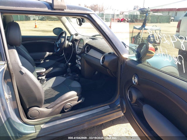 2010 MINI COOPER WMWMF3C55ATU76878 Photo 4