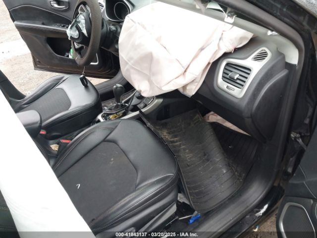 3C4NJDBB3KT689174 Jeep Compass Latitude 4x4