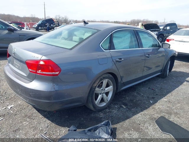1VWBT7A34EC072615 Volkswagen Passat 1.8t Se