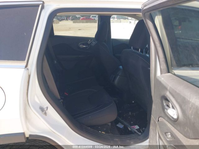 1C4PJLCS0GW138381 Jeep Cherokee Latitude