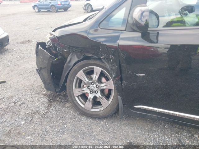 5TDXZ3DC0JS917612 Toyota Sienna Se Premium 8 Passenger