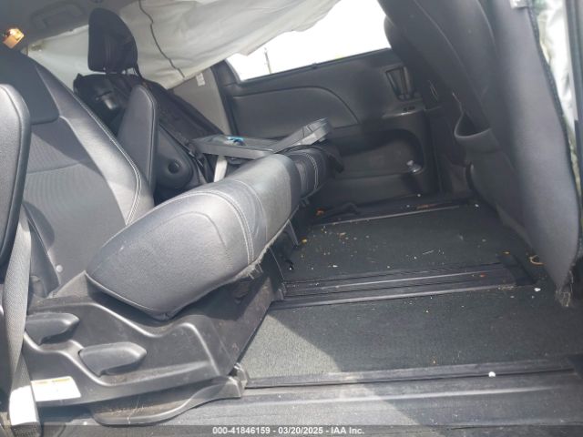 5TDXZ3DC0JS917612 Toyota Sienna Se Premium 8 Passenger