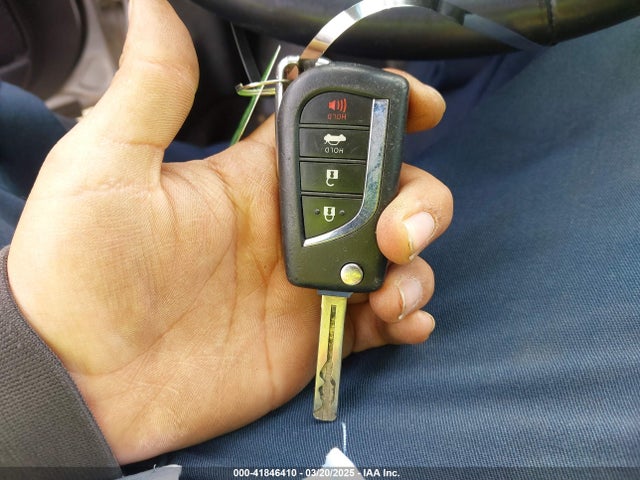4T1B11HK2JU629749 Toyota CAMRY SE