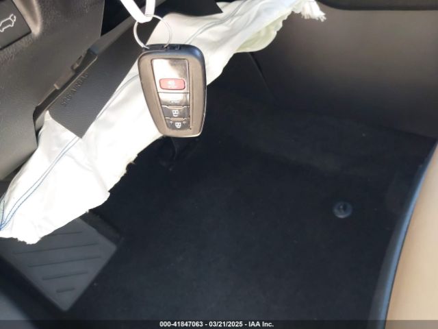 2T3C1RFV9KC028333 Toyota Rav4 Xle Premium