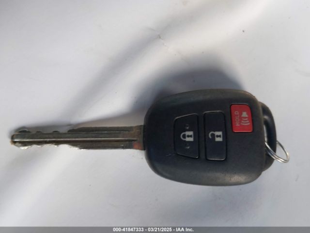 JTMBFREVXGJ100692 Toyota RAV4 LE