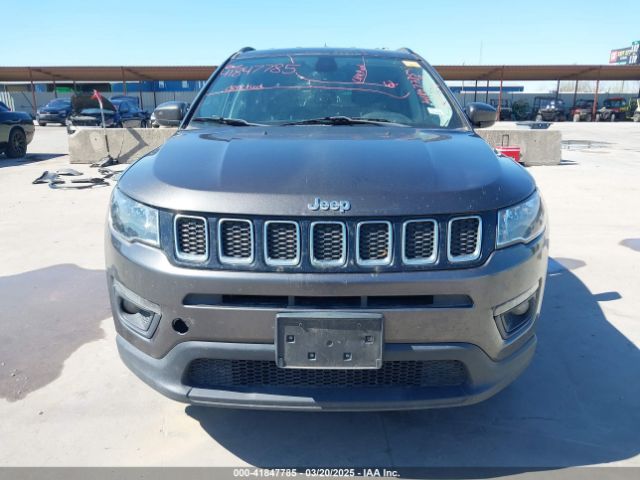 3C4NJDBBXJT185252 Jeep Compass Latitude 4x4