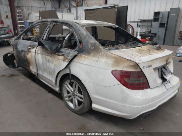 2014 MERCEDES-BENZ C 250 WDDGF4HB2EG195520 Photo 2