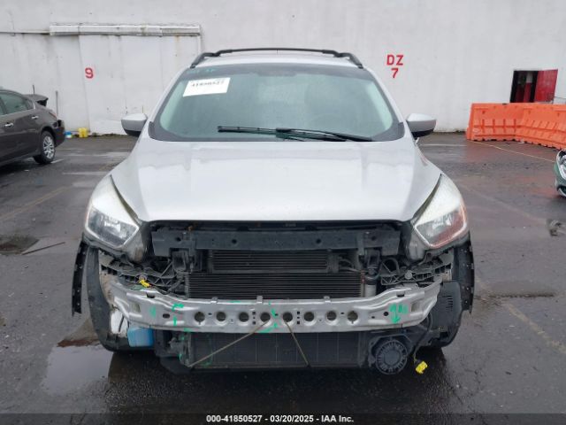 1FMCU9GD0JUA58579 Ford ESCAPE SE