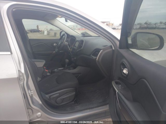 1C4PJLCB8KD366438 Jeep Cherokee Latitude Fwd