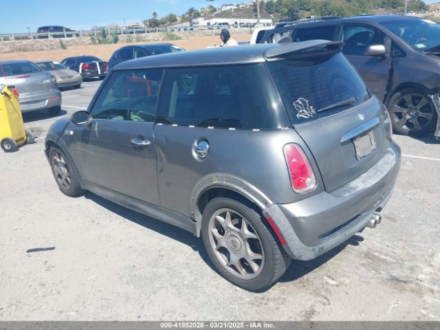 2006 MINI COOPER S WMWRE33596TJ35256 Photo 2