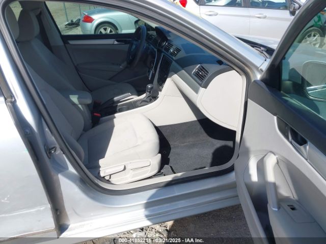 1VWAS7A3XGC033240 Volkswagen Passat 1.8t S