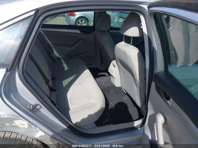 1VWAS7A3XGC033240 Volkswagen Passat 1.8t S