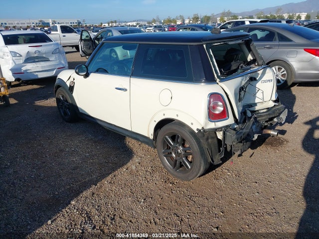 2011 MINI COOPER WMWSU3C54BT252130 Photo 2