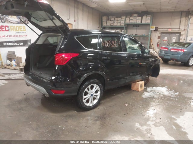 1FMCU9GD4KUA83731 Ford ESCAPE SE