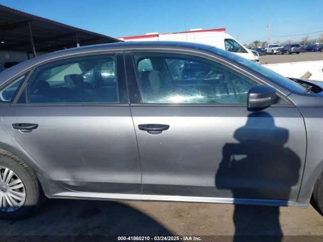 1VWAT7A3XFC010262 Volkswagen Passat 1.8t S