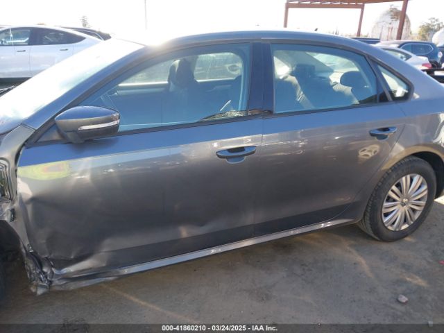 1VWAT7A3XFC010262 Volkswagen Passat 1.8t S