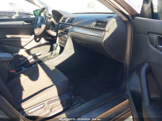 1VWAT7A3XFC010262 Volkswagen Passat 1.8t S