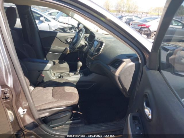 1C4PJLCBXHW572714 Jeep Cherokee Latitude Fwd