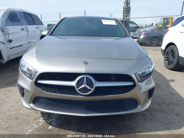 WDD3G4EB1KW025196 Mercedes-Benz A 220
