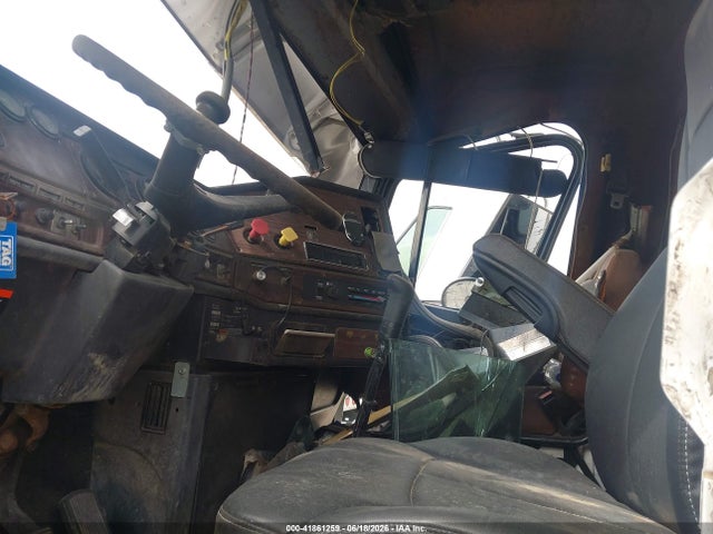 41861259 :رقم المزاد ، 1FUYDSEB1WP909855 vin ، 1998 Freightliner Conventional Fld120 مزاد بيع