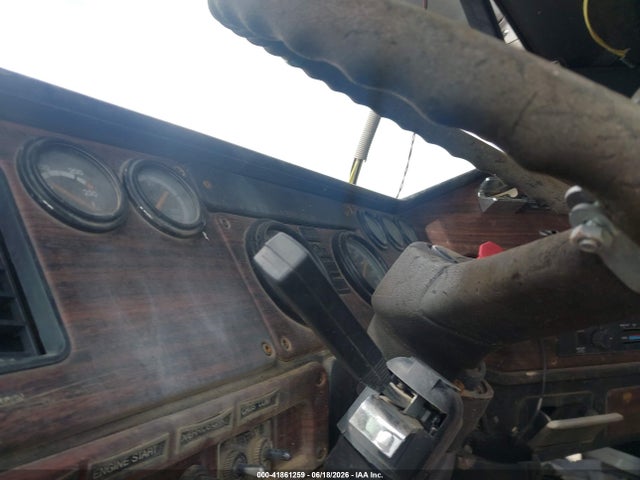 41861259 :رقم المزاد ، 1FUYDSEB1WP909855 vin ، 1998 Freightliner Conventional Fld120 مزاد بيع