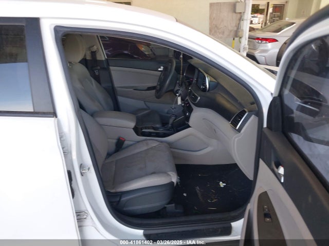 KM8J23A41KU901810 Hyundai TUCSON SE