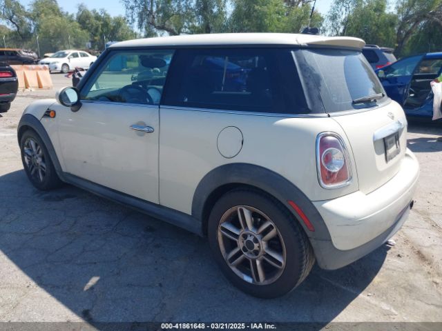 2011 MINI COOPER WMWSU3C53BTX97140 Photo 2