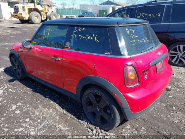 2010 MINI COOPER WMWMF3C52ATZ64556 Photo 2
