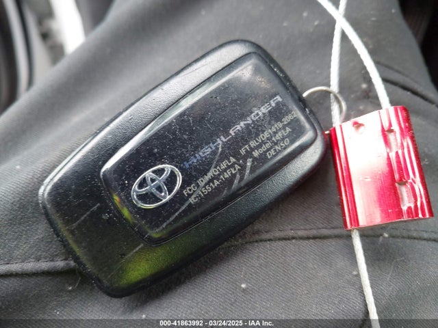 5TDDZRBH9NS570565 Toyota Highlander Limited